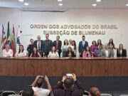 Treze novos advogados recebem credenciais da OAB em cerimônia na subseção de Blumenau