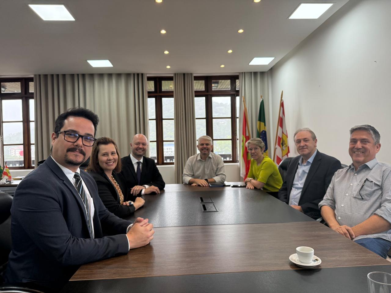 Diretoria da OAB Blumenau realiza visita ao prefeito e a vice-prefeita de Blumenau para diálogo sobre modernização da gestão pública