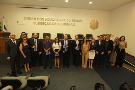 Novos advogados recebem credenciais em cerimônia na OAB Blumenau