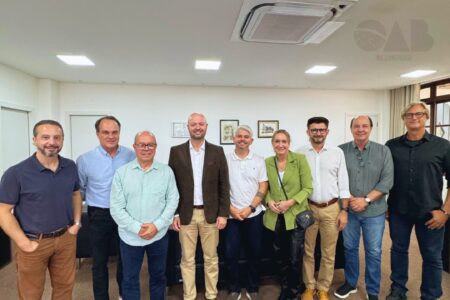 Prefeito de Blumenau recebe representantes de entidades de Blumenau.