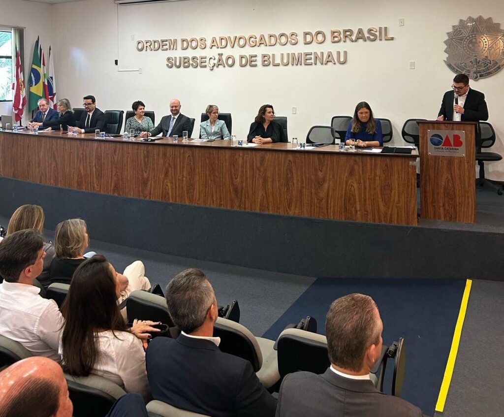 Vice-presidente da OAB Blumenau recebe título de Cidadã Blumenauense