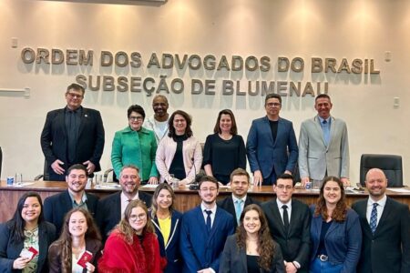 OAB Blumenau realiza solenidade de entrega de credenciais a novos advogados e advogadas