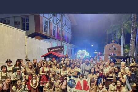 OAB Blumenau participa com alegria do desfile de abertura da Oktoberfest 2025