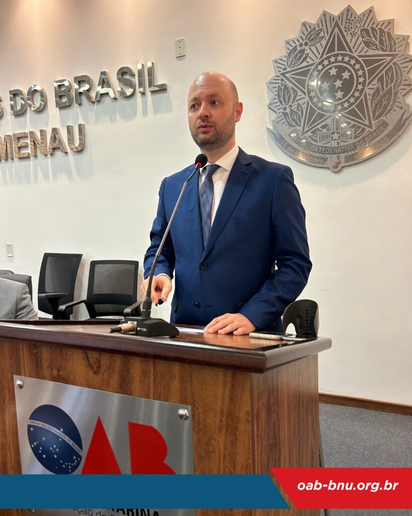 Novos advogados recebem credenciais em solenidade na OAB Blumenau