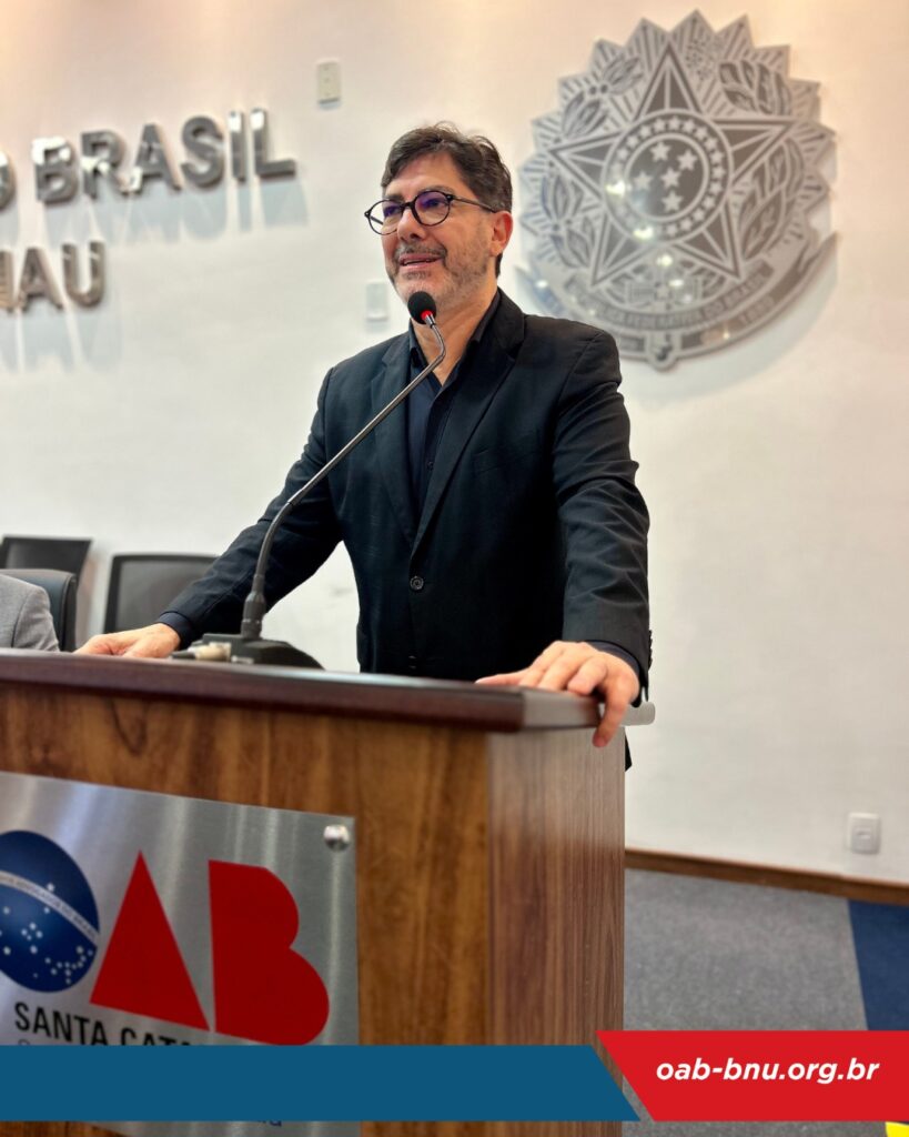 Novos advogados recebem credenciais em solenidade na OAB Blumenau