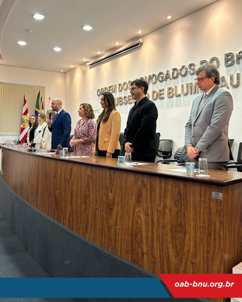 Novos advogados recebem credenciais em solenidade na OAB Blumenau