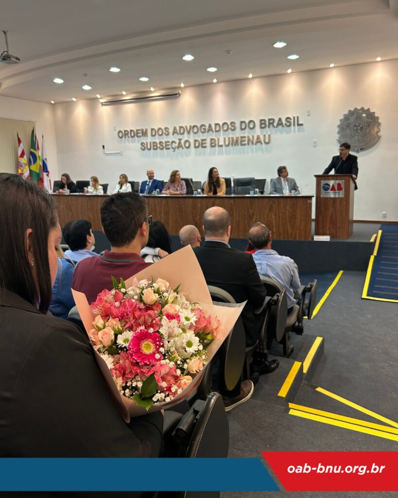 Novos advogados recebem credenciais em solenidade na OAB Blumenau
