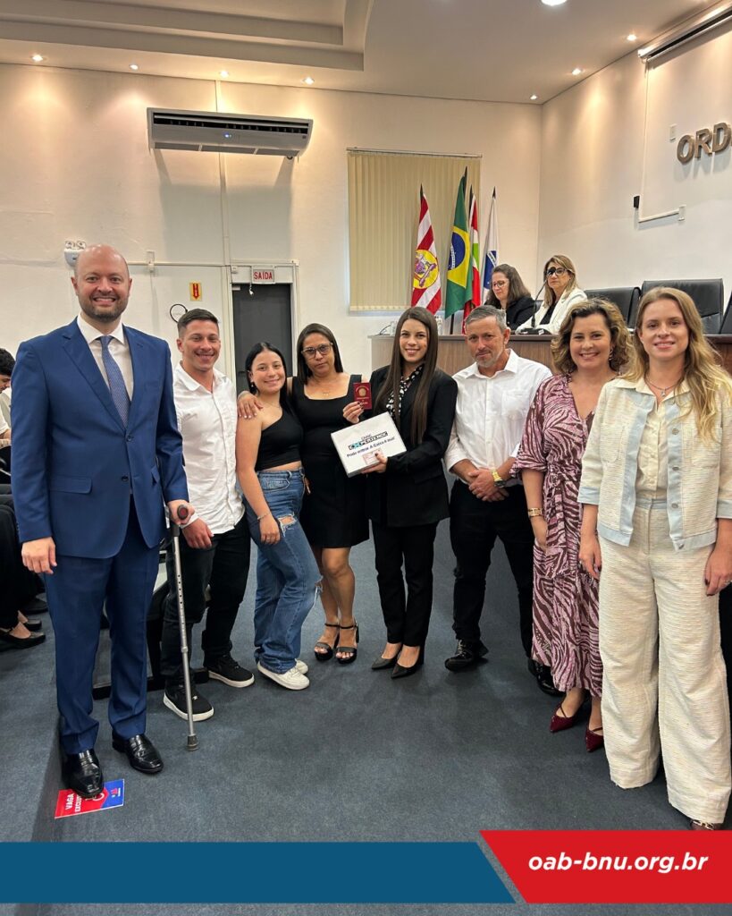 Novos advogados recebem credenciais em solenidade na OAB Blumenau