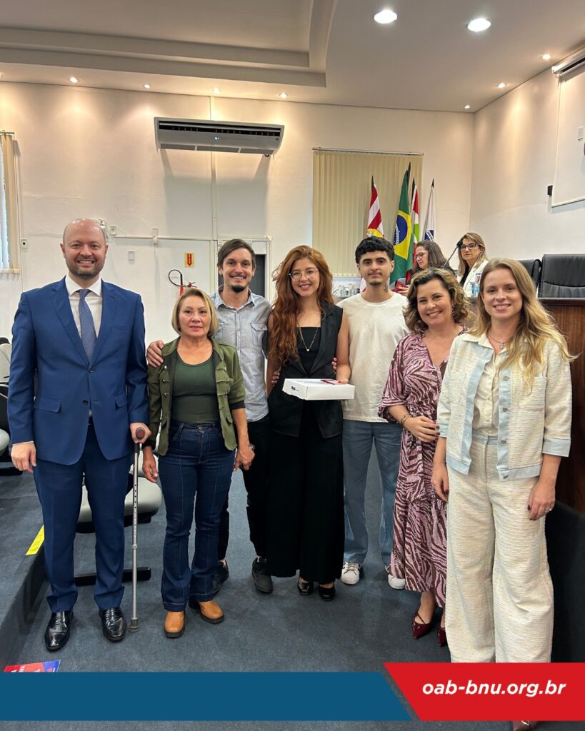 Novos advogados recebem credenciais em solenidade na OAB Blumenau