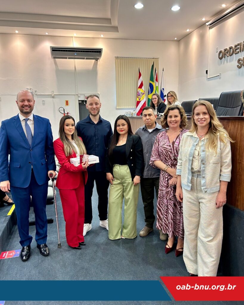 Novos advogados recebem credenciais em solenidade na OAB Blumenau