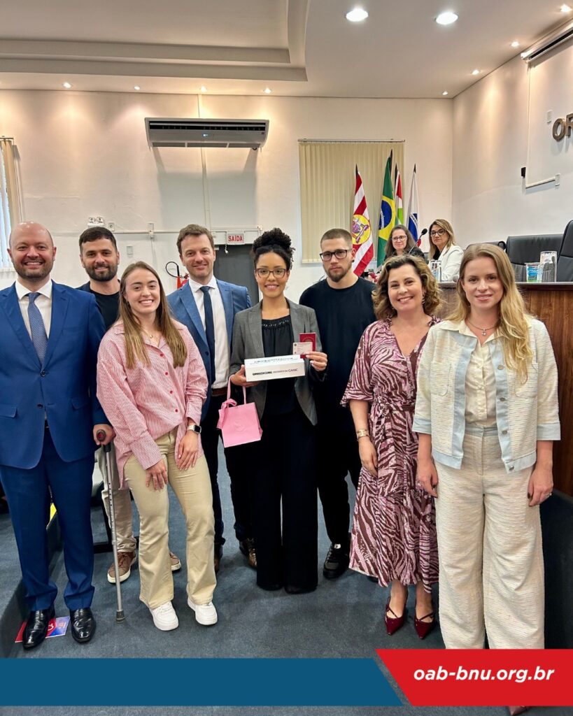 Novos advogados recebem credenciais em solenidade na OAB Blumenau