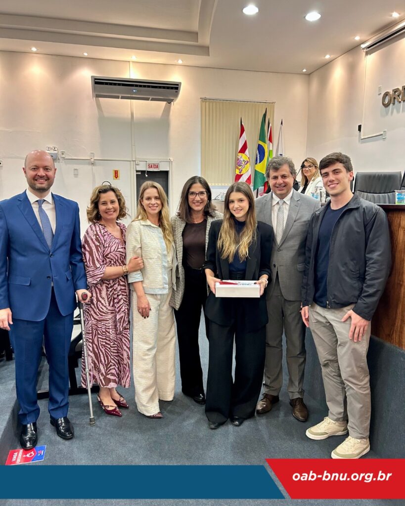 Novos advogados recebem credenciais em solenidade na OAB Blumenau