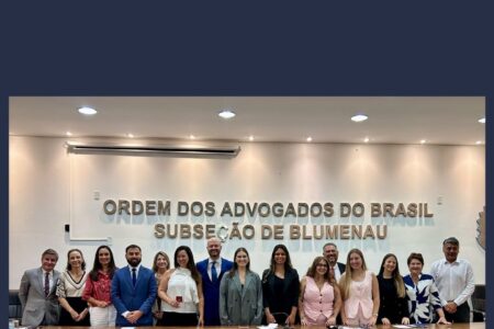 OAB Blumenau realiza solenidade de entrega de credenciais a novos advogados