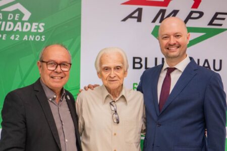 OAB Blumenau prestigia aniversário de 42 anos da AMPE Blumenau