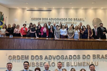 Solenidade de Compromisso e Entrega de Credenciais marca ingresso de novos advogados na OAB Blumenau