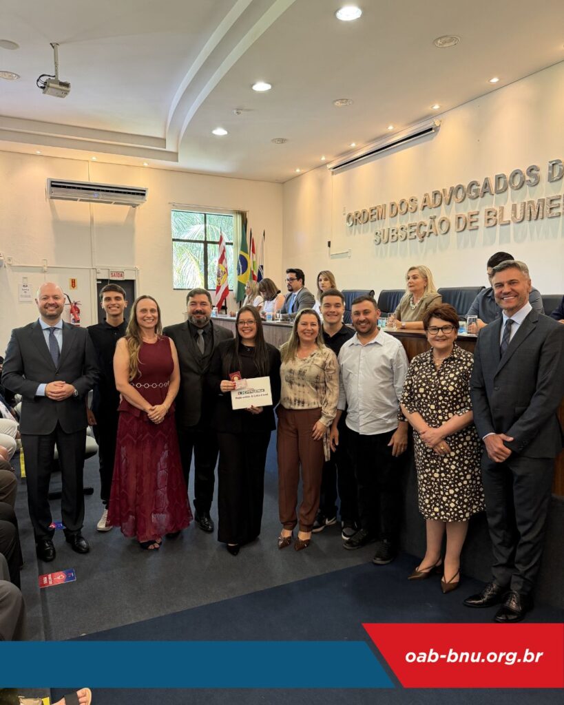 Solenidade de Compromisso e Entrega de Credenciais marca ingresso de novos advogados na OAB Blumenau