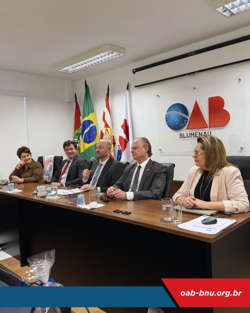 OAB Blumenau debate pautas institucionais da advocacia e recebe visita do presidente do TJSC durante sessão do Conselho Subseccional