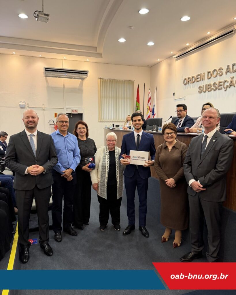Presidente do TJSC prestigia entrega de credenciais na OAB Blumenau e recebe homenagem da Subseção