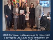 OAB Blumenau realiza entrega de credencial à advogada Dra. Laura Faria Todeschini em ato no gabinete da Presidência