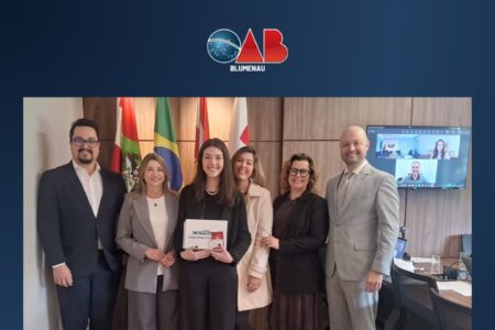 OAB Blumenau realiza entrega de credencial à advogada Dra. Laura Faria Todeschini em ato no gabinete da Presidência