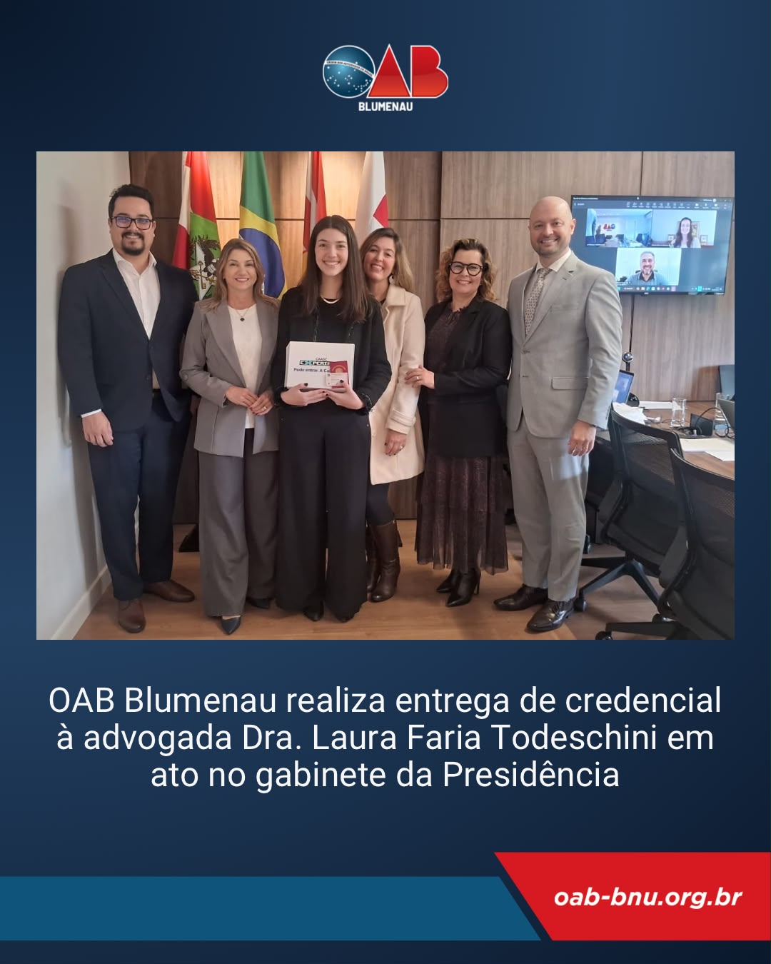 OAB Blumenau realiza entrega de credencial à advogada Dra. Laura Faria Todeschini em ato no gabinete da Presidência