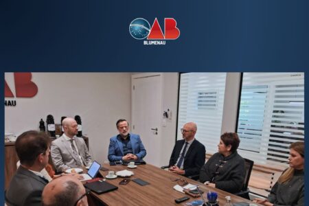 OAB Blumenau debate fortalecimento da mediação e das soluções consensuais com coordenador do CEJUSC