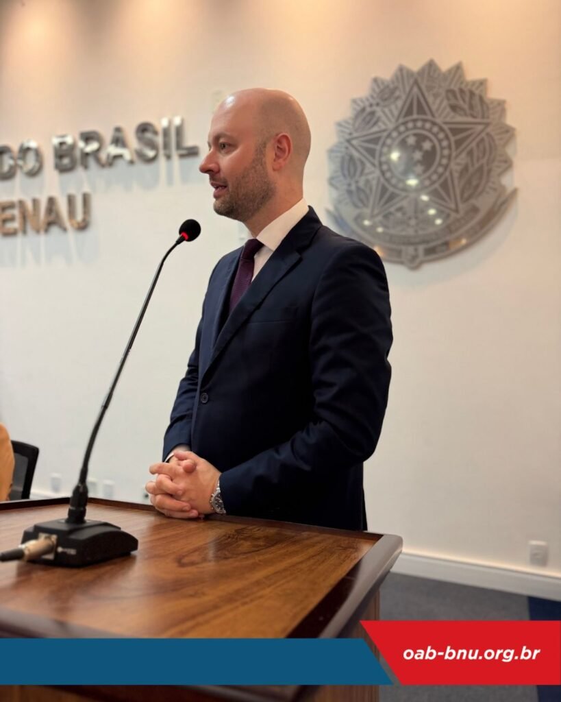 Novos advogados e advogadas recebem credenciais em cerimônia na OAB Blumenau