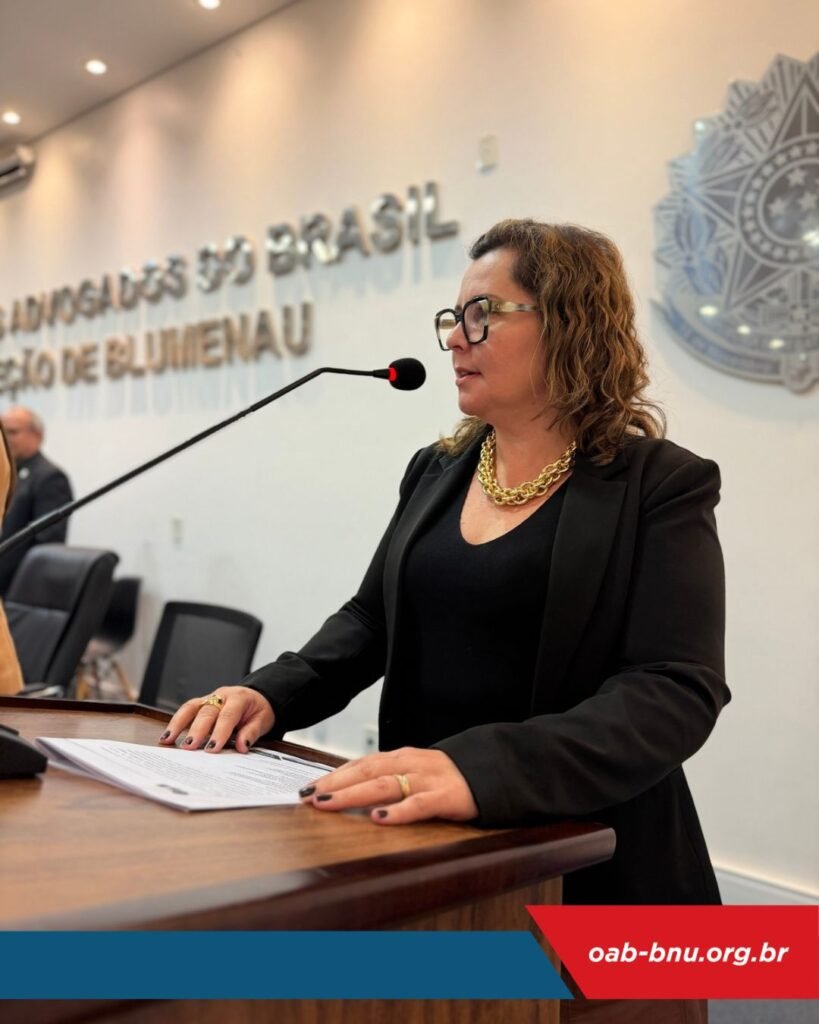 Novos advogados e advogadas recebem credenciais em cerimônia na OAB Blumenau