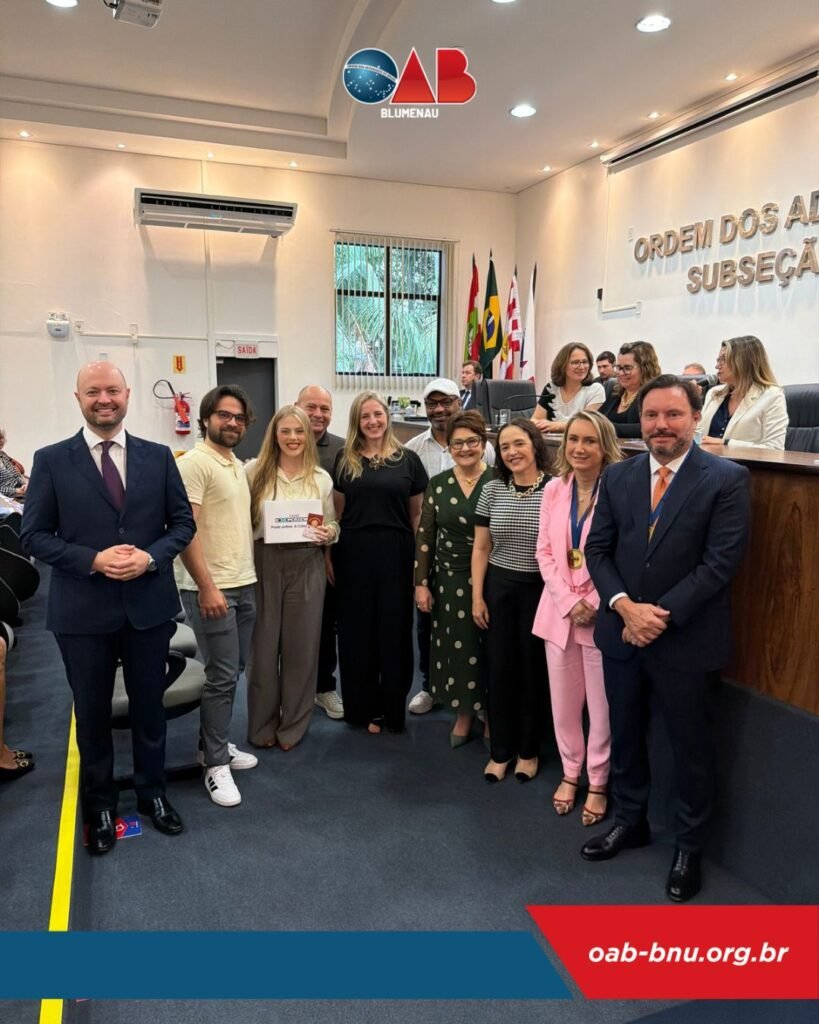 Novos advogados e advogadas recebem credenciais em cerimônia na OAB Blumenau