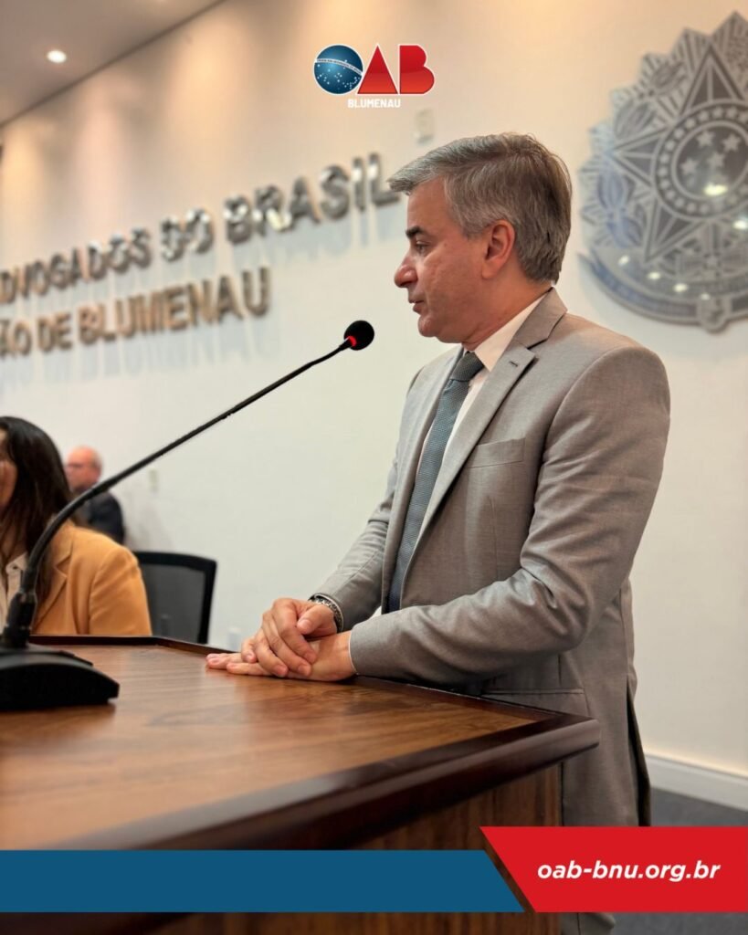 Novos advogados e advogadas recebem credenciais em cerimônia na OAB Blumenau