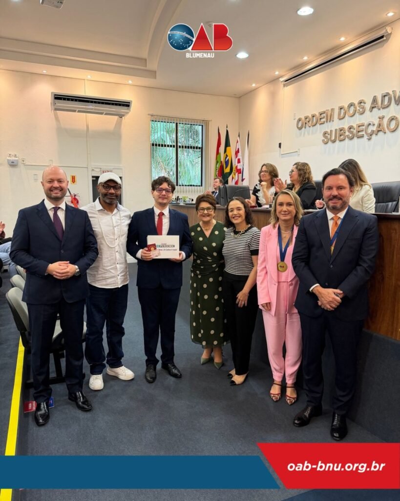 Novos advogados e advogadas recebem credenciais em cerimônia na OAB Blumenau