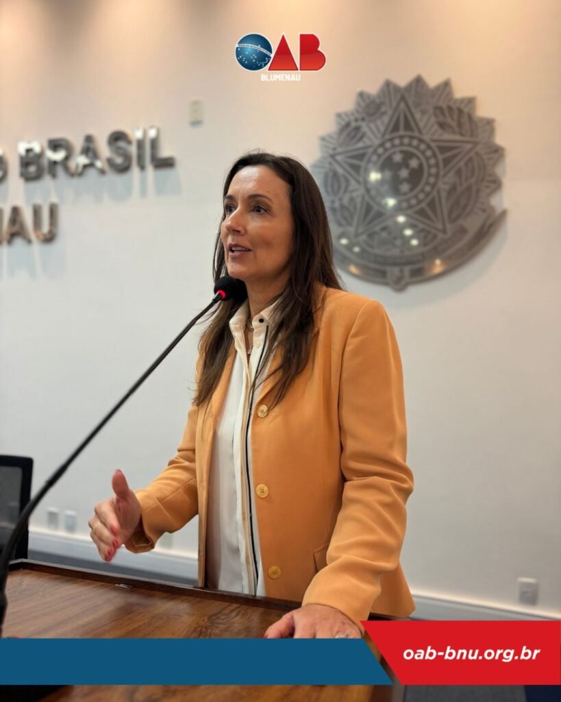 Novos advogados e advogadas recebem credenciais em cerimônia na OAB Blumenau