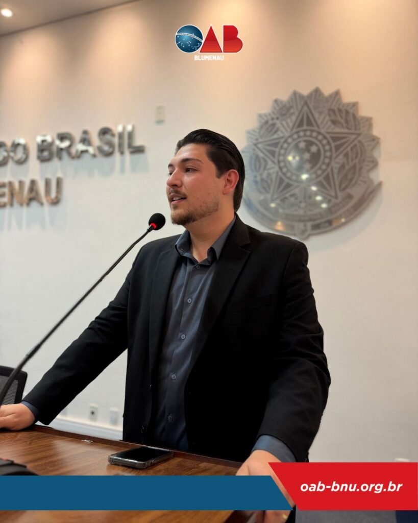 Novos advogados e advogadas recebem credenciais em cerimônia na OAB Blumenau