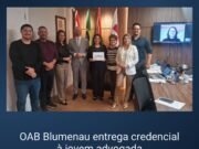 OAB Blumenau entrega credencial à jovem advogada