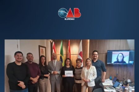 OAB Blumenau entrega credencial à jovem advogada