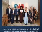 Nova advogada recebe credencial da OAB Blumenau em cerimônia no gabinete da presidência