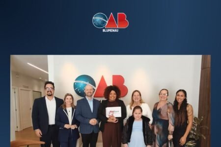 Nova advogada recebe credencial da OAB Blumenau em cerimônia no gabinete da presidência