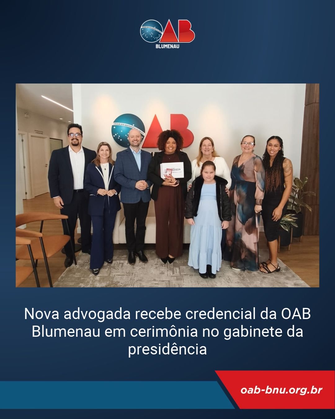 Nova advogada recebe credencial da OAB Blumenau em cerimônia no gabinete da presidência