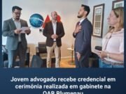 Jovem advogado recebe credencial em cerimônia realizada em gabinete na OAB Blumenau