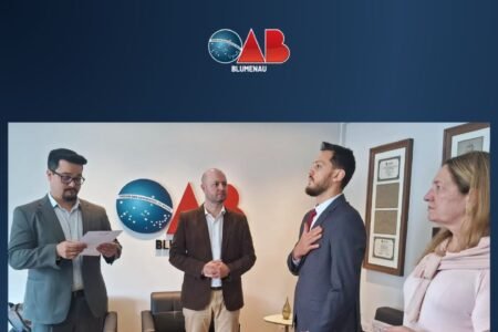 Jovem advogado recebe credencial em cerimônia realizada em gabinete na OAB Blumenau