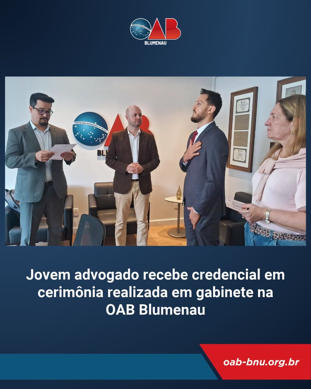 Jovem advogado recebe credencial em cerimônia realizada em gabinete na OAB Blumenau Jovem advogado recebe credencial em cerimônia realizada em gabinete na OAB Blumenau