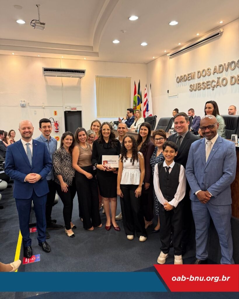 OAB Blumenau recebe novos advogados em solenidade de entrega de credenciais e reforça compromisso com a valorização da advocacia